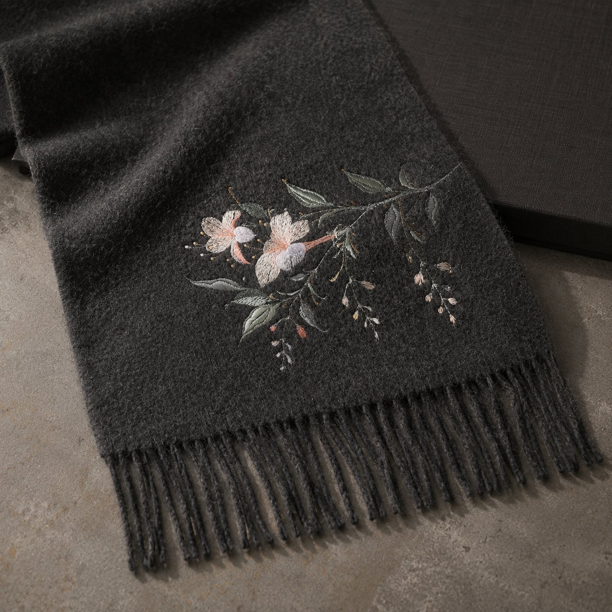Embroidered Silk Accessory #qixiu-ypqx-006 detail 2