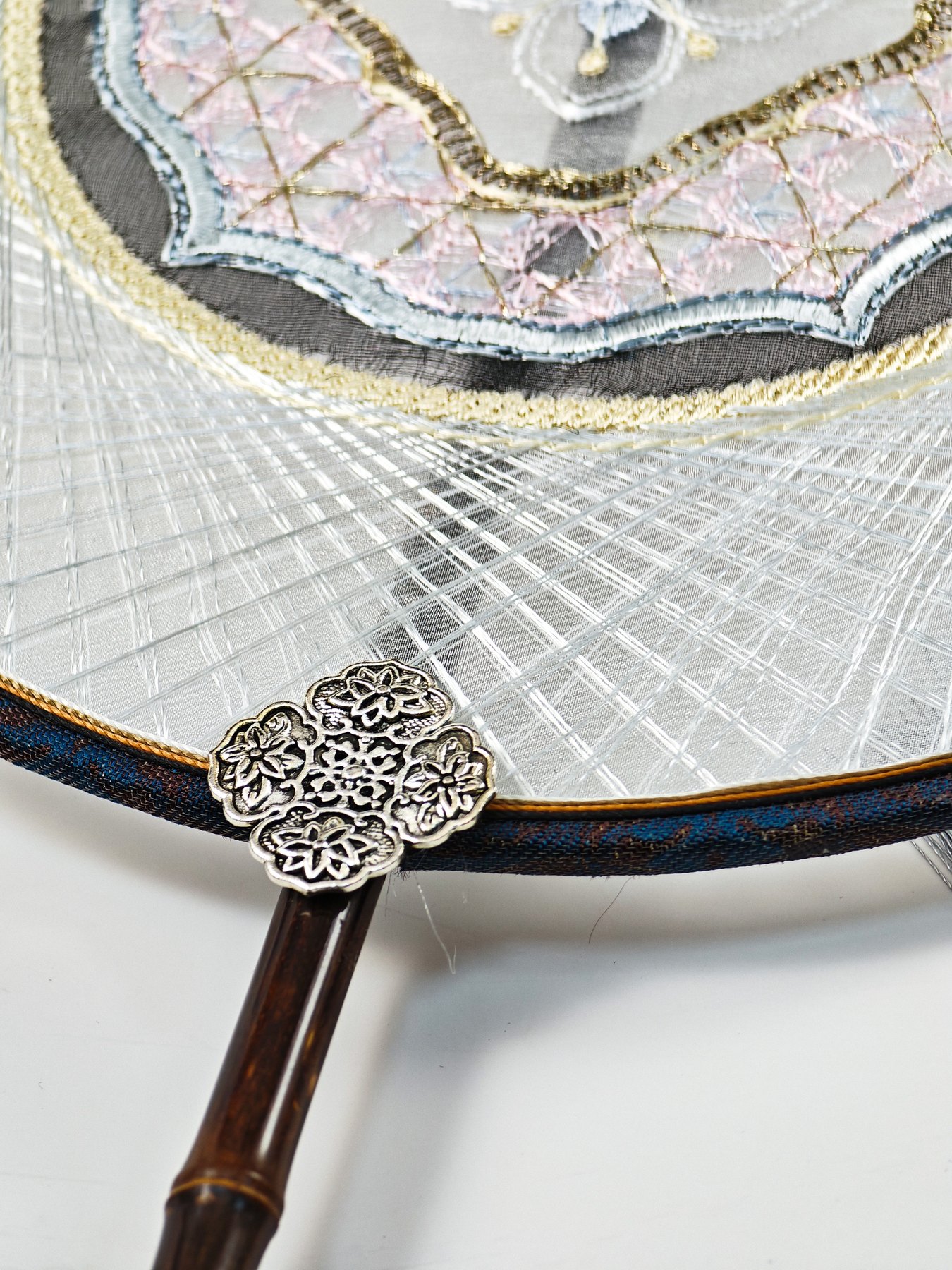 YIPIN Fine Fan | YPLS-005 | Moonlit Luo Silk Fan detail 4