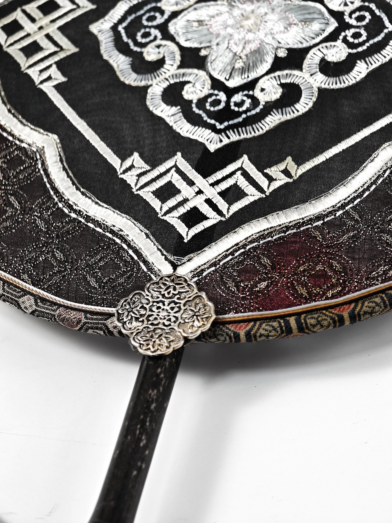 YIPIN Fine Fan | YPLS-011 | Ruyi Persimmon Motif Fan detail 4