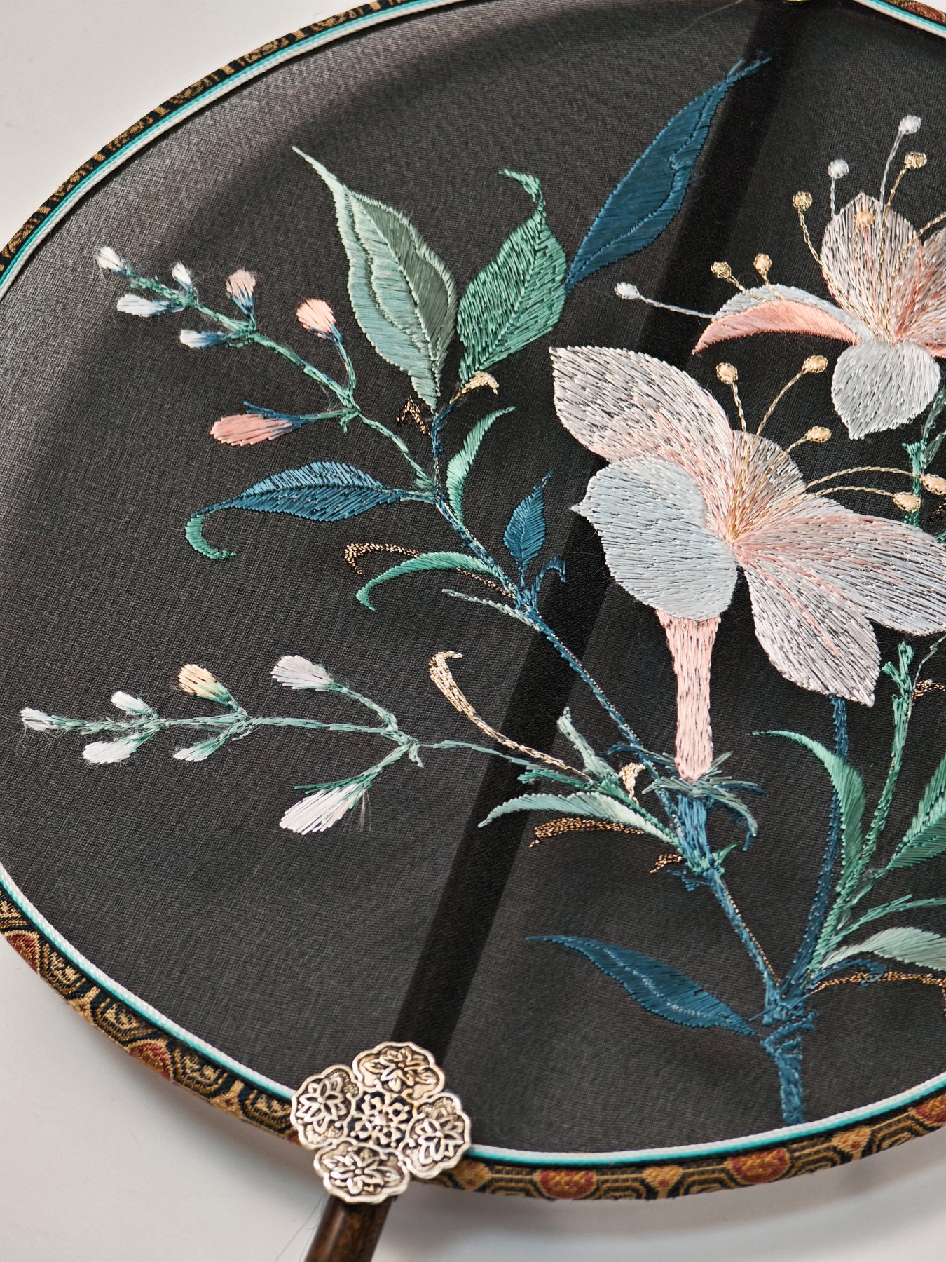 YIPIN Fine Fan | YPLS-017 | Jasmine Blossom Fan detail 3