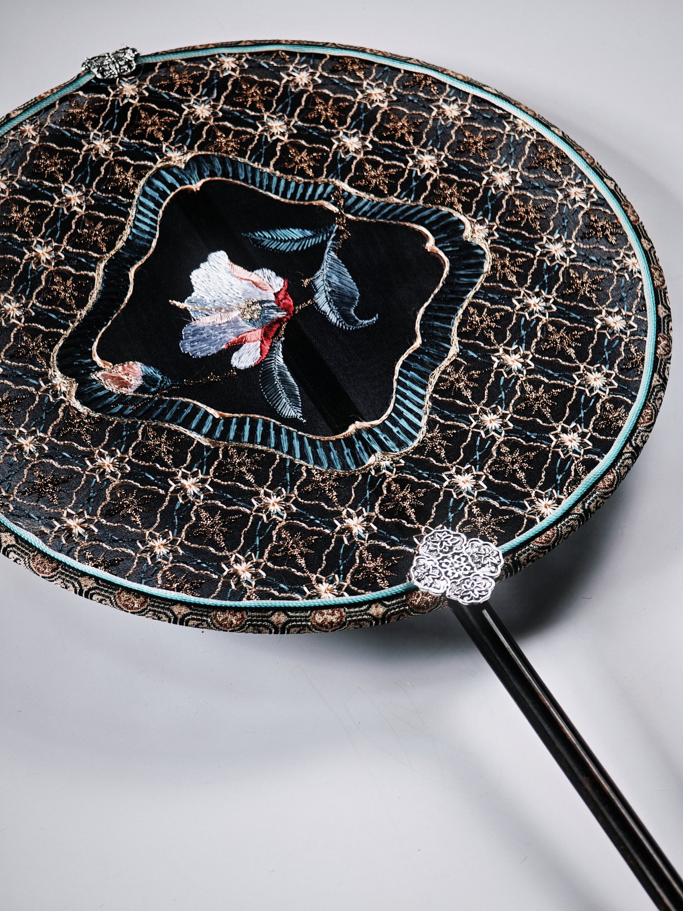 YIPIN Fine Fan | YPLS-023 | Camellia Blossom Fan detail 3