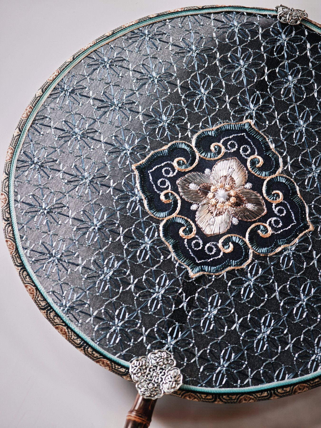 YIPIN Fine Fan | YPLS-027 | Star-Lotus Brocade Fan detail 3