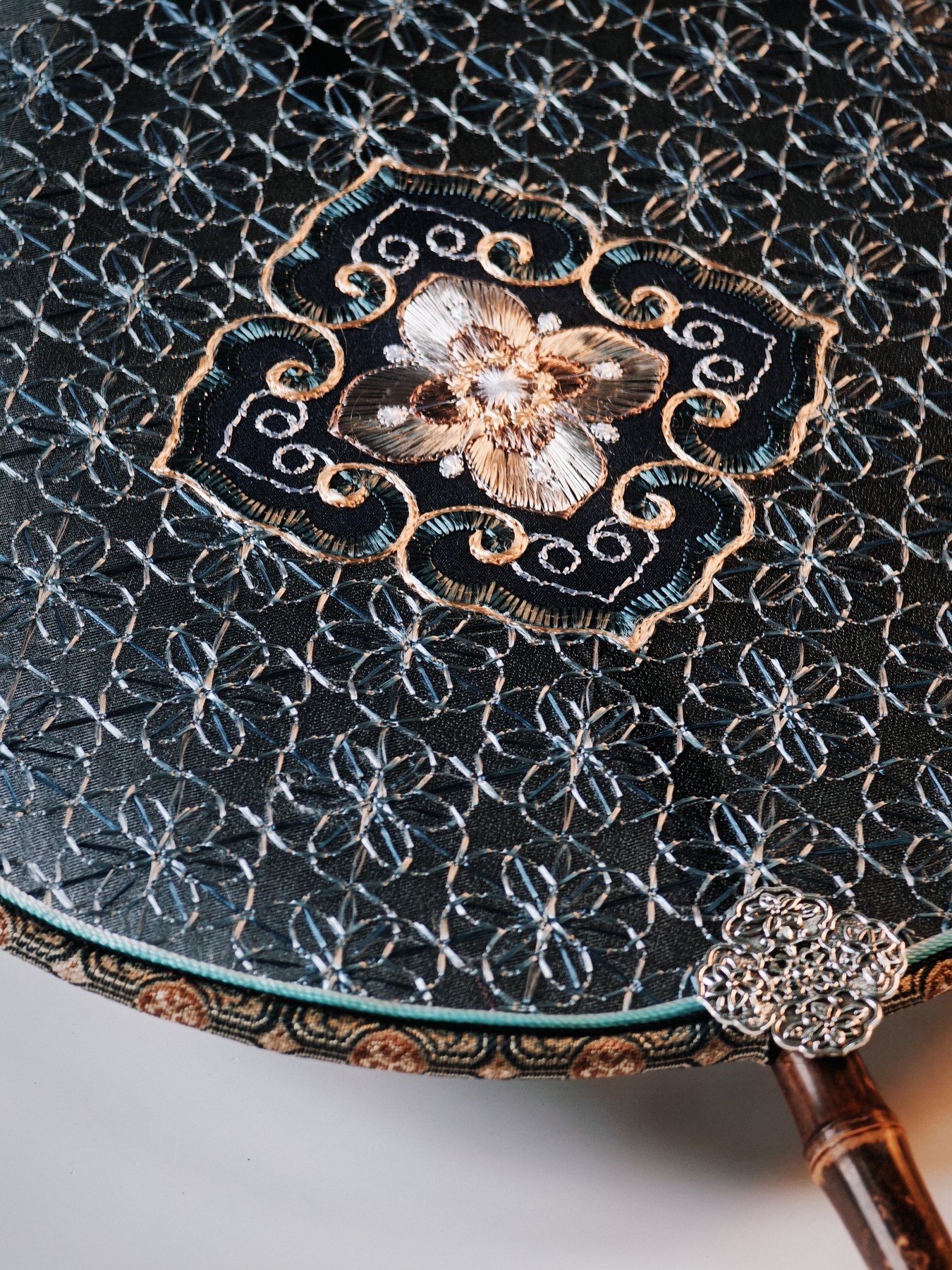YIPIN Fine Fan | YPLS-027 | Star-Lotus Brocade Fan detail 4