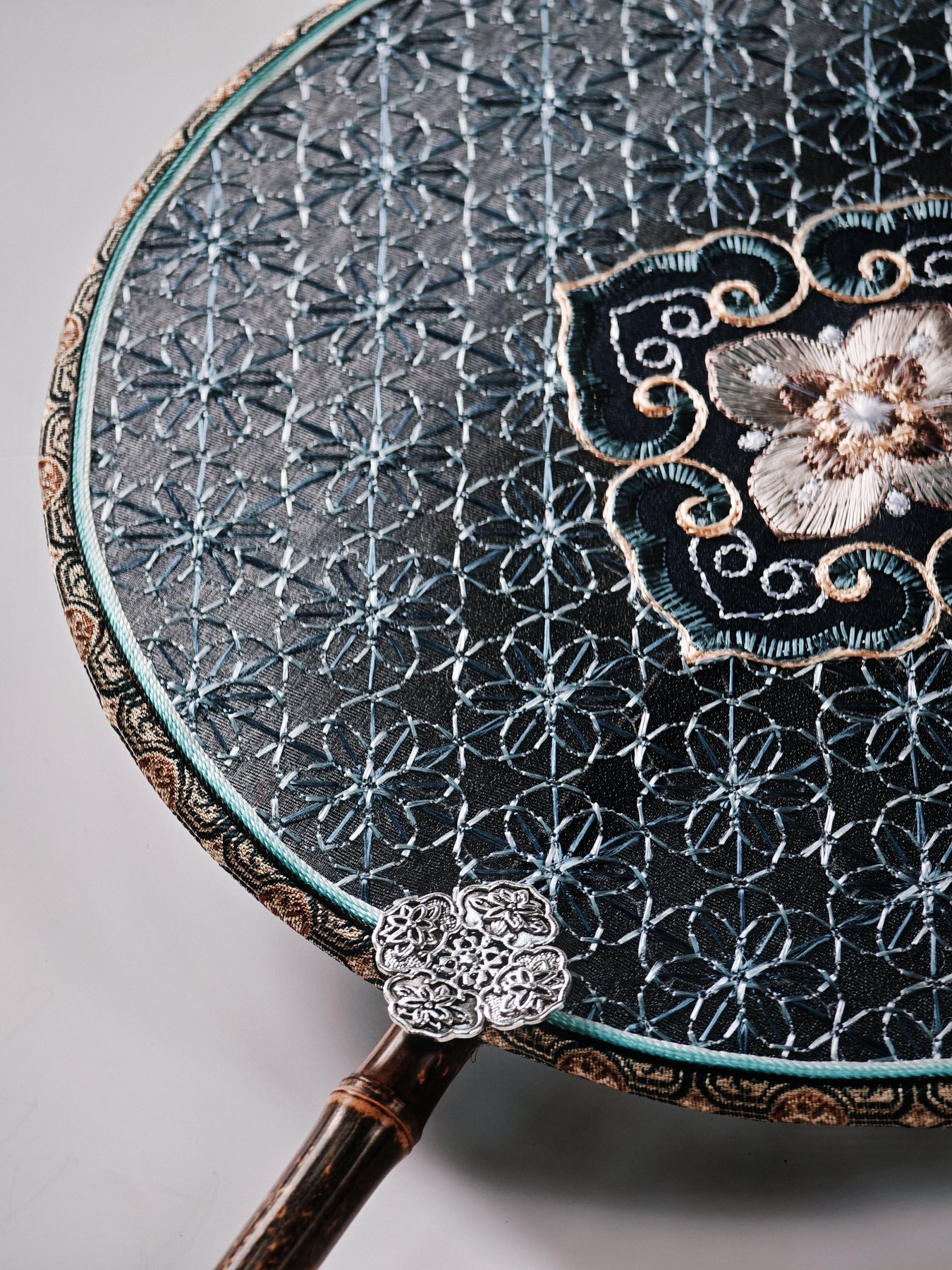 YIPIN Fine Fan | YPLS-027 | Star-Lotus Brocade Fan detail 5